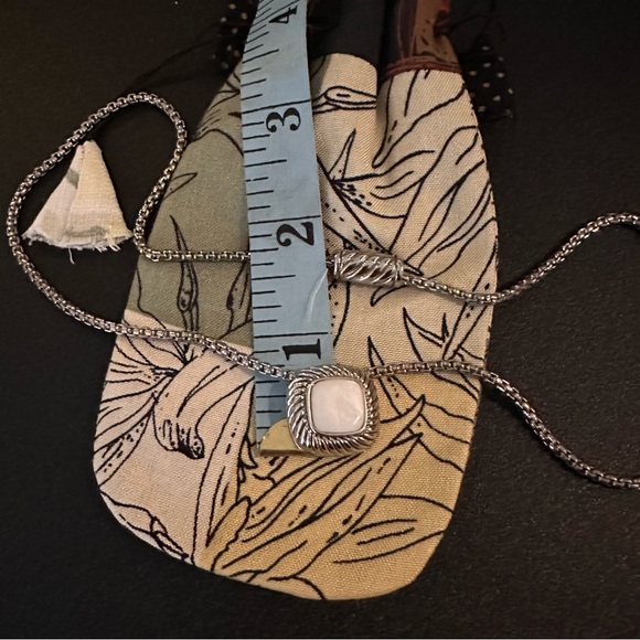 STERLING SILVER AND MOTHER OF PEARL NECKLACE WITH MAGNETIC CLASP - Picture 4 of 5